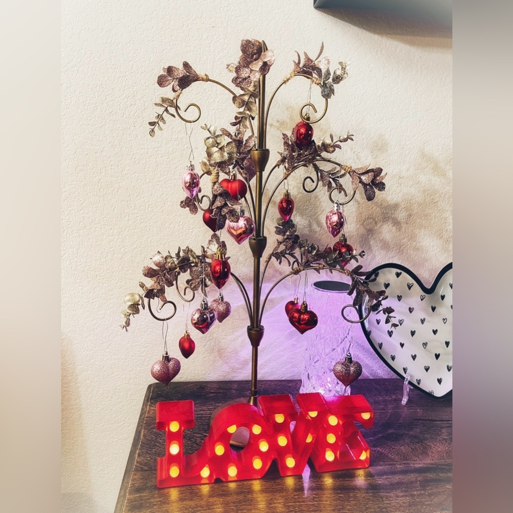 Elegant Holiday Tree with Red and Pink Ornaments - Picture 2 of 5